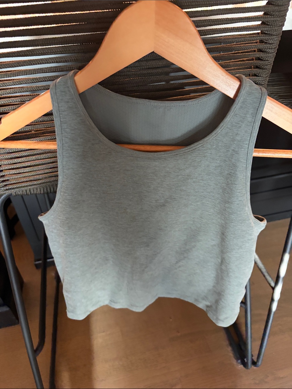 Vuori Women's Sleeveless Crop Tank Top - Heather Sage Green